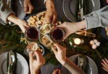 Istituto Piepoli: italiani a casa, sarà un Natale al risparmio per gli italiani ma non senza pandori e panettoni