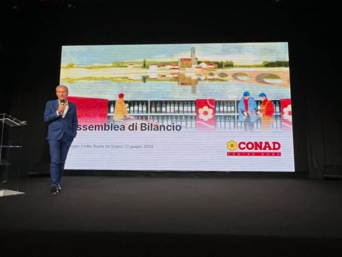 foto-amministratore-delegato-ivano-ferrarini-assemblea-bilancio-2023-conad-centro-nord-1050x788