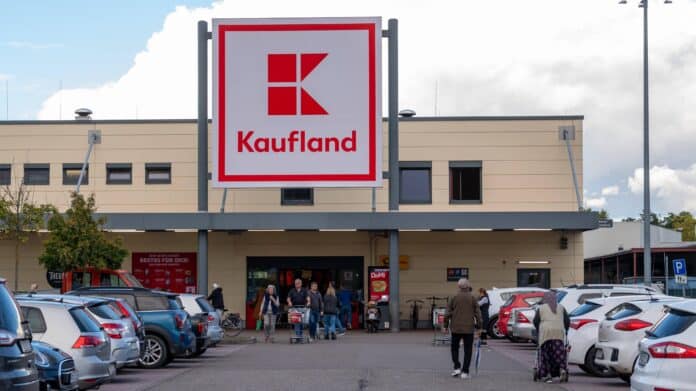 Kaufland Supermarkt mit Parkplatz , Deutschland, Rheinland-Pfalz, Schifferstadt, 02.10.2024, Kaufland Supermarkt mit vol