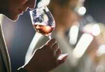 La Generazione Z non sta abbandonando il vino: sta cambiando le regole del gioco