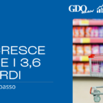 Banner promoting MD growth with the MD logo, headline 'MD CRESCE OLTRE I 3,6 MILIARDI' and subtitle 'Ma cambia passo', plus a shopping cart in a store.