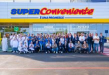 Gruppo Arena investe nel Messinese con un nuovo punto vendita SuperConveniente Group of supermarket staff posing in front of a SuperConveniente store entrance.