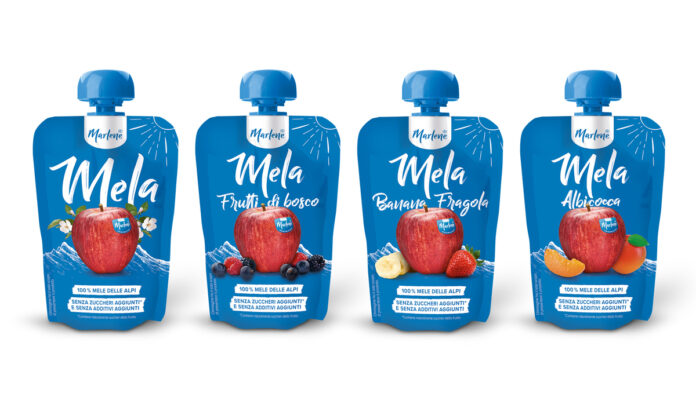Four blue pouch drinks labeled 'Mela' with apples on the front, arranged in a row (flavors vary: original, Frutti di bosco, Banana Fragola, Albicocca).