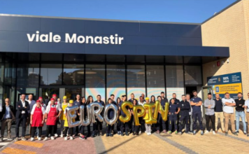 Eurospin rafforza la rete: nuova apertura a Cagliari e riaperture ad Asti e Roma Group of people posing outside a Eurospin store on viale Monastir, holding gold EUROSPIN balloons.