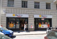 Conad Nord Ovest rafforza la prossimità a Torino con due nuovi punti vendita Storefront of a Today CONAD supermarket with large signs and window decals showing fruit and food icons on beige building façade