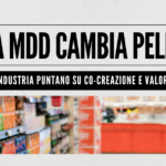 La MDD cambia pelle: retailer e industria puntano su co-creazione e valore condiviso GDO News banner with bold headline 'LA MDD CAMBIA PELLE', subtitle bar, and a blurred supermarket aisle photo