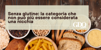 Senza glutine: la categoria che non può più essere considerata una nicchia Hero banner with Italian headline on gluten-free being no longer a niche; GDQ data logo on the right, over background of bread, pasta and grains.