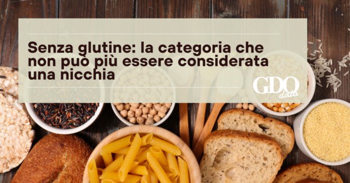 1200x628_senza_glutine Hero banner with Italian headline on gluten-free being no longer a niche; GDQ data logo on the right, over background of bread, pasta and grains.