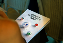 Bilancio 2025 positivo per Gruppo Syneos tra crescita, investimenti e sviluppo rete Cover page of a report titled 'Report Integrato 2025' with circular logo badges connected by lines.