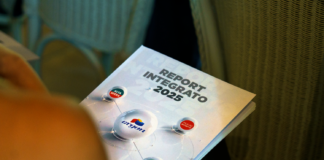 Bilancio 2025 positivo per Gruppo Syneos tra crescita, investimenti e sviluppo rete Cover page of a report titled 'Report Integrato 2025' with circular logo badges connected by lines.