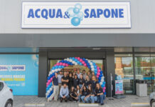Acqua & Sapone cresce in Spagna: Cesar inaugura il decimo store a Tomelloso Group of employees posing under a blue-pink balloon arch in front of the ACQUA & SAPONE store sign during a grand opening celebration.