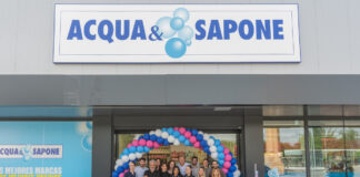 Acqua & Sapone cresce in Spagna: Cesar inaugura il decimo store a Tomelloso Group of employees posing under a blue-pink balloon arch in front of the ACQUA & SAPONE store sign during a grand opening celebration.