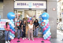 Acqua & Sapone apre in centro a Milano e porta a 17 gli store in città Ribbon-cutting ceremony outside Acqua & Sapone store with pink carpet and blue/pink balloons and staff members smiling.