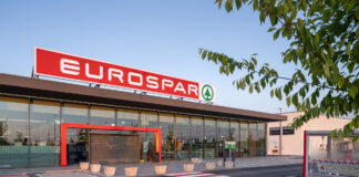 Despar Nord ottiene 30 milioni da Intesa Sanpaolo per sviluppo rete e nuove assunzioni EuroSpar supermarket exterior with a large red sign, glass entrance and shopping carts outside on a sunny day.