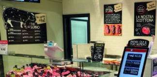 Famila apre a Calcinaia: Unicomm rafforza la presenza in Toscana Butcher shop display case with various meat cuts arranged behind a glass counter.