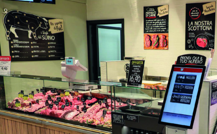 2500000000321 FU-0 #01 Butcher shop display case with various meat cuts arranged behind a glass counter.