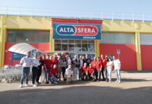 Altasfera apre ad Altamura e rafforza la rete Cash & Carry in Puglia Group photo of employees outside a colorful Alta Sera store in Altamura, with shopping carts nearby and a balloons arch.