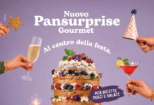 Pansurprise diventa Gourmet: Valle Fiorita alza il livello della gastronomia Promotional image for Nuovo Pansurprise Gourmet featuring a tall layered cake with berries and cream, flanked by champagne glasses and party hats for a festive center-plate celebration theme.