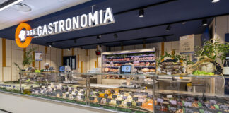 Sole365 rafforza la rete campana con gli store di Ariano Irpino e Santa Maria la Carità Deli counter inside a supermarket with meats and cheeses displayed behind glass, and the 365 GASTRONOMIA sign above the aisle.