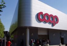 Coop Liguria acquisisce da Bennet l’iper di Pontedassio Modern supermarket storefront with large red Coop logo and people entering