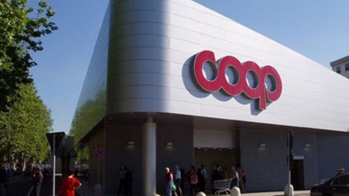 coop-2-2 Modern supermarket storefront with large red Coop logo and people entering