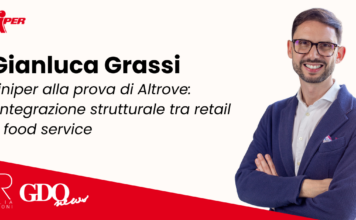 Finiper alla prova di Altrove: l’integrazione strutturale tra retail e food service Promotional banner featuring Gianluca Grassi from Finiper with Italian headline about retail and food-service integration; logos on left and red diagonal banner at bottom left.