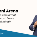Giovanni Arena: «Cresciamo con format sostenibili, cash flow e investimenti mirati» Giovanni Arena speaks into a microphone on a promotional banner with Gruppo Arena logo and a blue diagonal strip showing PR Italia Edizioni and GDQ News logos.