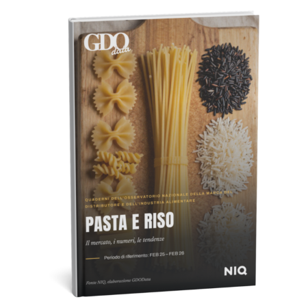 Cover of a pasta and rice market report titled 'PASTA E RISO' with various pasta shapes on a wooden board and the NIQ logo in the corner