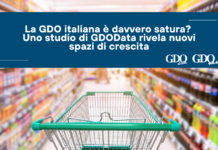 La GDO italiana è davvero satura? Uno studio di GDOData rivela nuovi spazi di crescita Banner text: Italian grocery distribution studied for growth; reads 'La GDO italiana è davvero sat…' over a blurred supermarket with a green shopping cart in the foreground
