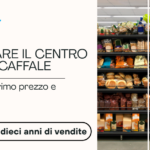 Scompare il centro dello scaffale: crescono primo prezzo e premium. Analisi di dieci anni di vendite Banner with Italian headline 'SCOMPARE IL CENTRO DELLO SCAFFALE' and subhead 'Crescono primo prezzo e premium' on the left, and supermarket shelves visible behind glass on the right; a magnifying-glass button reads 'Analisi di dieci anni di vendite' at the bottom left.