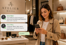 Meta Business Agent: WhatsApp entra nell’era degli AI Agent. Cosa cambia per il Retail Woman in a beige trench coat uses her phone in a handbag store; chat bubbles from Atelier Moda promote a bag.15 characters
