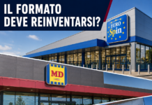 La “kriptonite” dei discount sono i grandi supermercati ed i superstore? Shopping-center exterior with Lidl and MD storefronts, EuroSpin logo, and a bold Italian headline: 'IL FORMATO DEVE REINVENTARSI?'