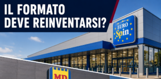 La “kriptonite” dei discount sono i grandi supermercati ed i superstore? Shopping-center exterior with Lidl and MD storefronts, EuroSpin logo, and a bold Italian headline: 'IL FORMATO DEVE REINVENTARSI?'