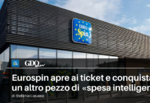 Eurospin apre ai ticket e conquista un altro pezzo di «spesa intelligente» Exterior of EuroSpin supermarket with blue logo sign on a modern building; article headline about smart shopping in Italian.