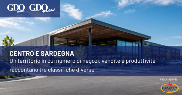 1200x628_Centro e Sardegna, chi è davvero più forte (1) Modern commercial building with a blue overlay banner: title 'CENTRO E SARDEGNA' and subtitle about shops, sales and productivity; branding logos top-left and sponsor logo bottom-right.