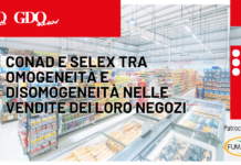 Conad e Selex tra omogeneità e disomogeneità nelle vendite dei loro negozi Banner for an article: supermarket aisle, bold Italian headline about Conad and Selex, red blocks, and Fumaiolo logo.