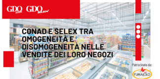 Conad e Selex tra omogeneità e disomogeneità nelle vendite dei loro negozi Banner for an article: supermarket aisle, bold Italian headline about Conad and Selex, red blocks, and Fumaiolo logo.
