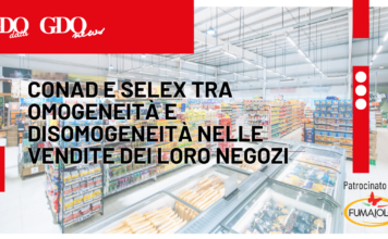 Conad e Selex tra omogeneitĂ e disomogeneitĂ nelle vendite dei loro negozi Banner for an article: supermarket aisle, bold Italian headline about Conad and Selex, red blocks, and Fumaiolo logo.