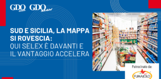Sud e Sicilia, la mappa si rovescia: qui Selex è davanti e il vantaggio accelera Promotional banner: blue background with Italian headline on the left; image of a store aisle with a shopping cart on the right; sponsor logo Fumaiolo bottom right.