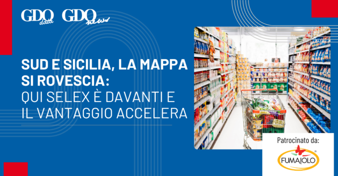 1200x628_Sud e Sicilia, la mappa si rovescia Promotional banner: blue background with Italian headline on the left; image of a store aisle with a shopping cart on the right; sponsor logo Fumaiolo bottom right.