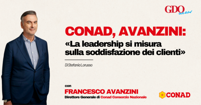 1200x628_conad_avanzini (1) Man in a navy suit on a beige background left of a bold Italian headline about leadership and customer satisfaction, with Conad and GDO News logos on the right.