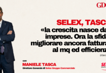 Selex, Tasca: «la crescita nasce dalle imprese. Ora la sfida è migliorare ancora fatturato al mq ed efficienza» Man in a navy suit with arms crossed stands to the left as a bold Italian headline fills the right side of the image, with logos in the corners.