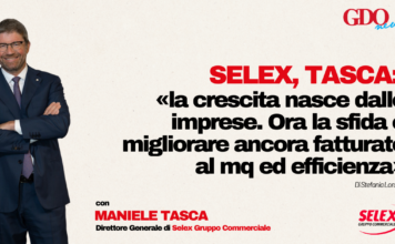Selex, Tasca: «la crescita nasce dalle imprese. Ora la sfida è migliorare ancora fatturato al mq ed efficienza» Man in a navy suit with arms crossed stands to the left as a bold Italian headline fills the right side of the image, with logos in the corners.