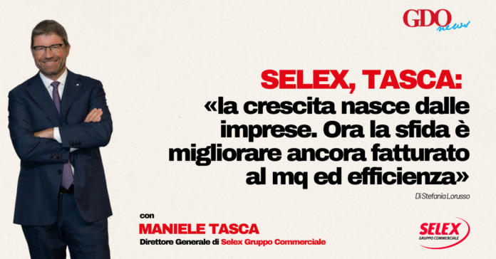 Man in a navy suit with arms crossed stands to the left as a bold Italian headline fills the right side of the image, with logos in the corners.
