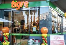 Gruppo Gabrielli riprende la gestione diretta del Tigre di Civitanova Marche Front of a Tigre supermarket with glass doors, green trim, and orange logo balloons outside the entrance.