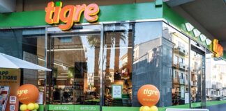 Gruppo Gabrielli riprende la gestione diretta del Tigre di Civitanova Marche Front of a Tigre supermarket with glass doors, green trim, and orange logo balloons outside the entrance.