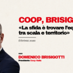 Coop, Brisigotti: «La sfida è trovare l’equilibrio tra scala e territorio» Domenico Brisigotti in a suit on the left with a beige background; bold red headline about Coop Brisigotti and balancing scale and territory, plus author credit and logos (GDO News top right, Coop bottom right).