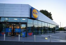 Lidl apre a Maerne di Martellago e supera i 90 store in Veneto Front view of a Lidl supermarket with glass storefront and a prominent circular Lidl logo sign on the facade.