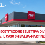 PENNY, la sostituzione selettiva diventa strategia: il caso Ghisalba-Martinengo Penny store exterior with blue sky and GDO logos; Italian headline banner reads: 'Penny, la sostituzione selettiva diventa strategia: il caso Ghisalba-Martinengo'.