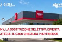 PENNY, la sostituzione selettiva diventa strategia: il caso Ghisalba-Martinengo Penny store exterior with blue sky and GDO logos; Italian headline banner reads: 'Penny, la sostituzione selettiva diventa strategia: il caso Ghisalba-Martinengo'.